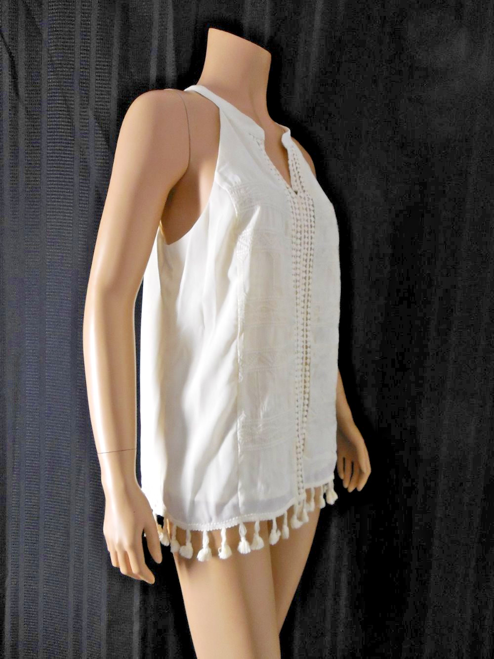 SKIES ARE BLUE Top Tunic Medium Ivory embroidery Pom Pom hem sleeveless NWT