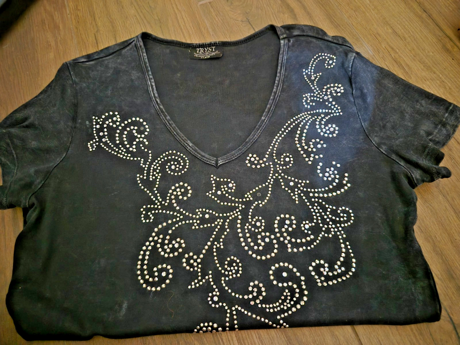 Black Tryst T-Shirt Womens XL Intricate Rhinestones New Never Worn Beautiful