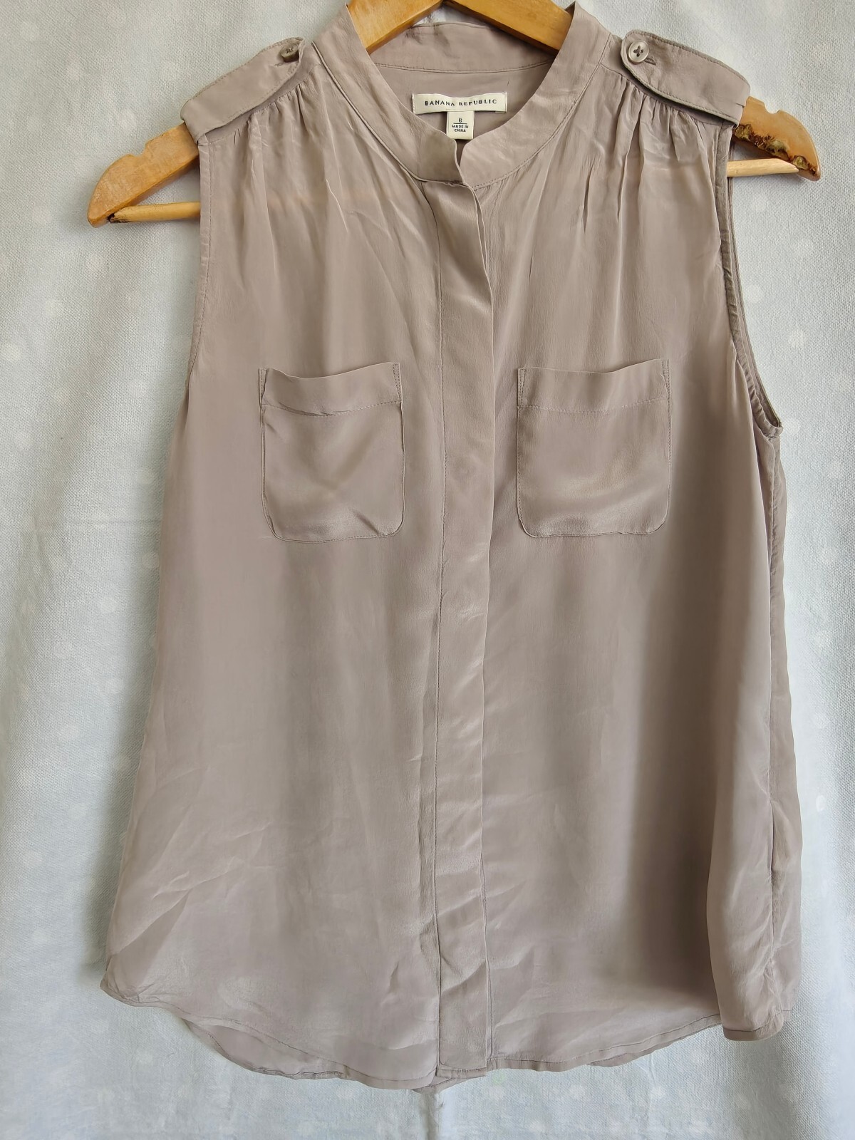 Banana Republic Sleeveless pure Silk Blouse Size 6 Taupe