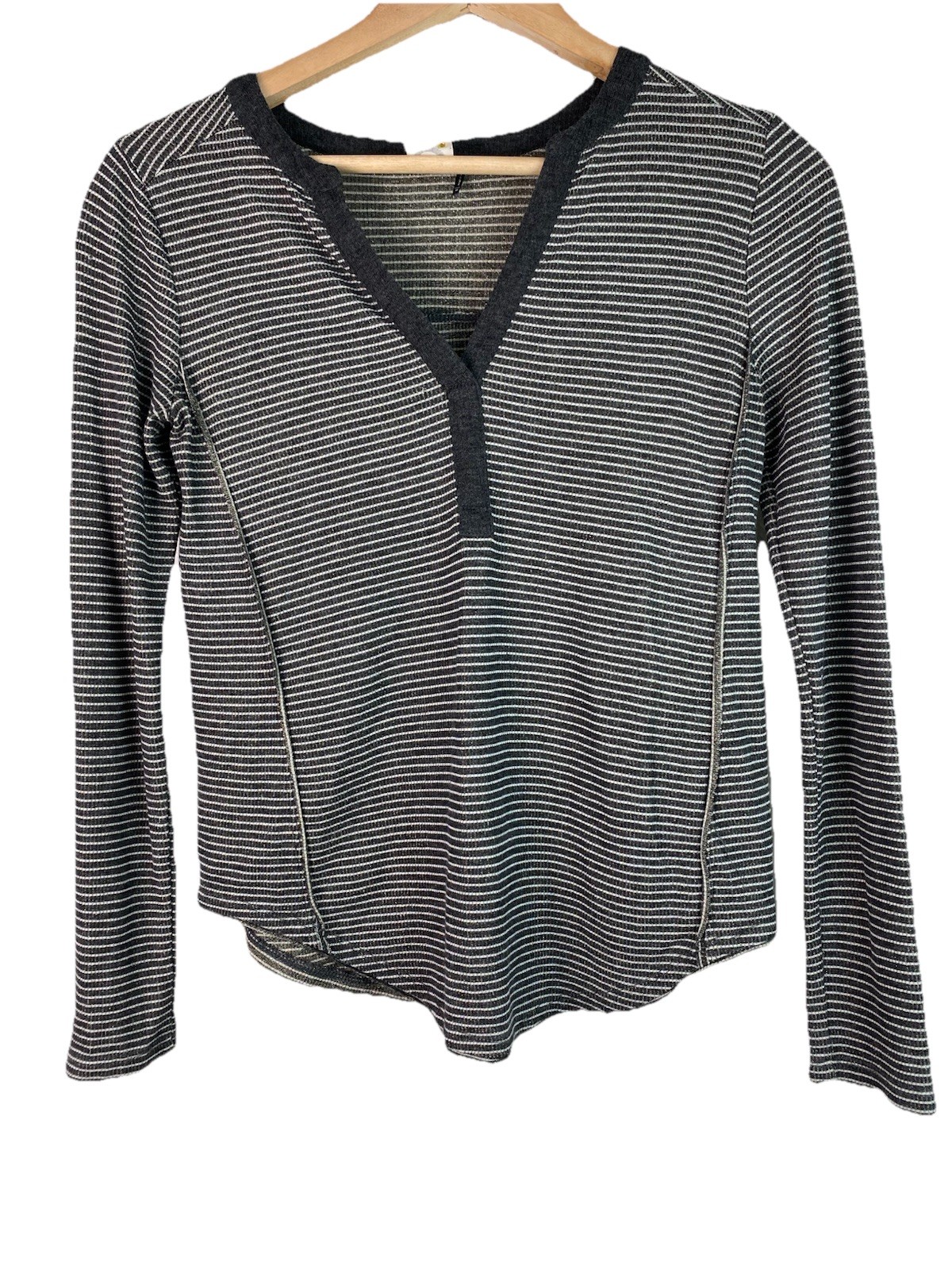 Anthropologie Akemi + Kin Women’s XS Gray White Striped Gold Metallic V-Neck Top