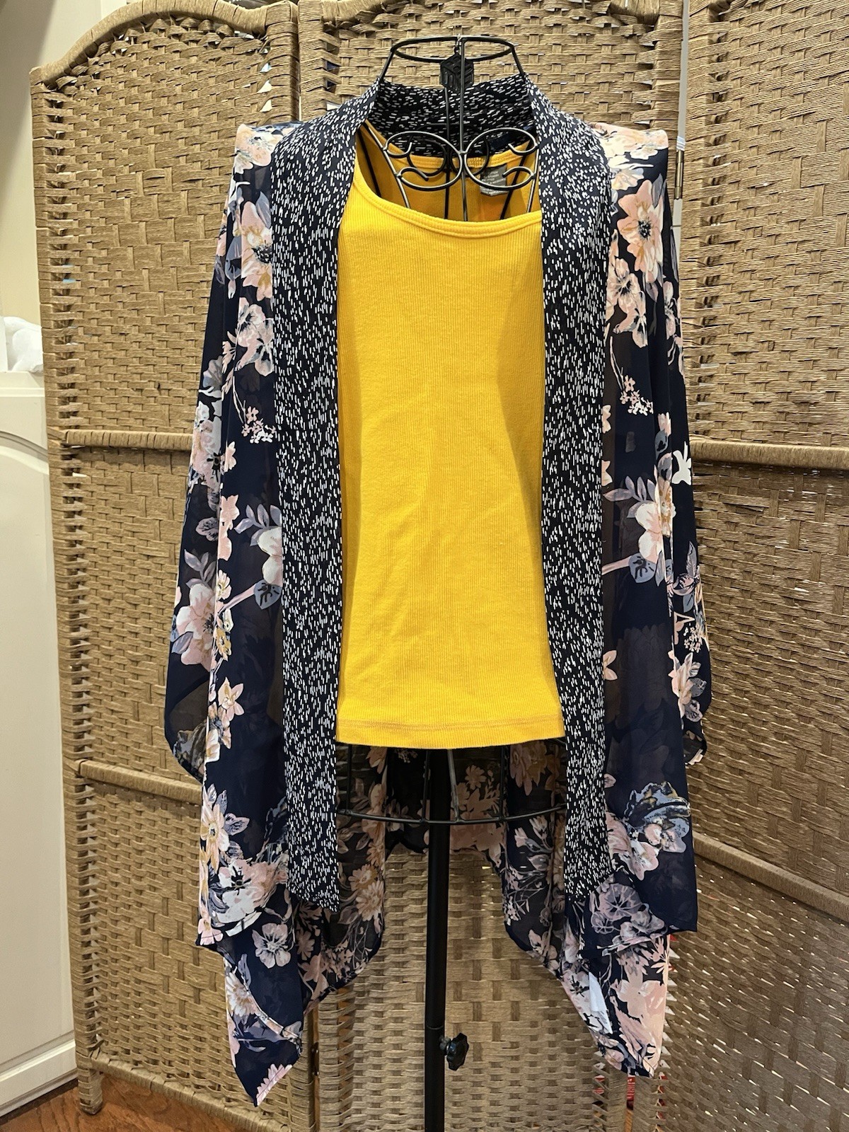 Jessica Simpson Quick And Easy Cover-Up. Add Class To Any Tank And Jeans! Sz Med