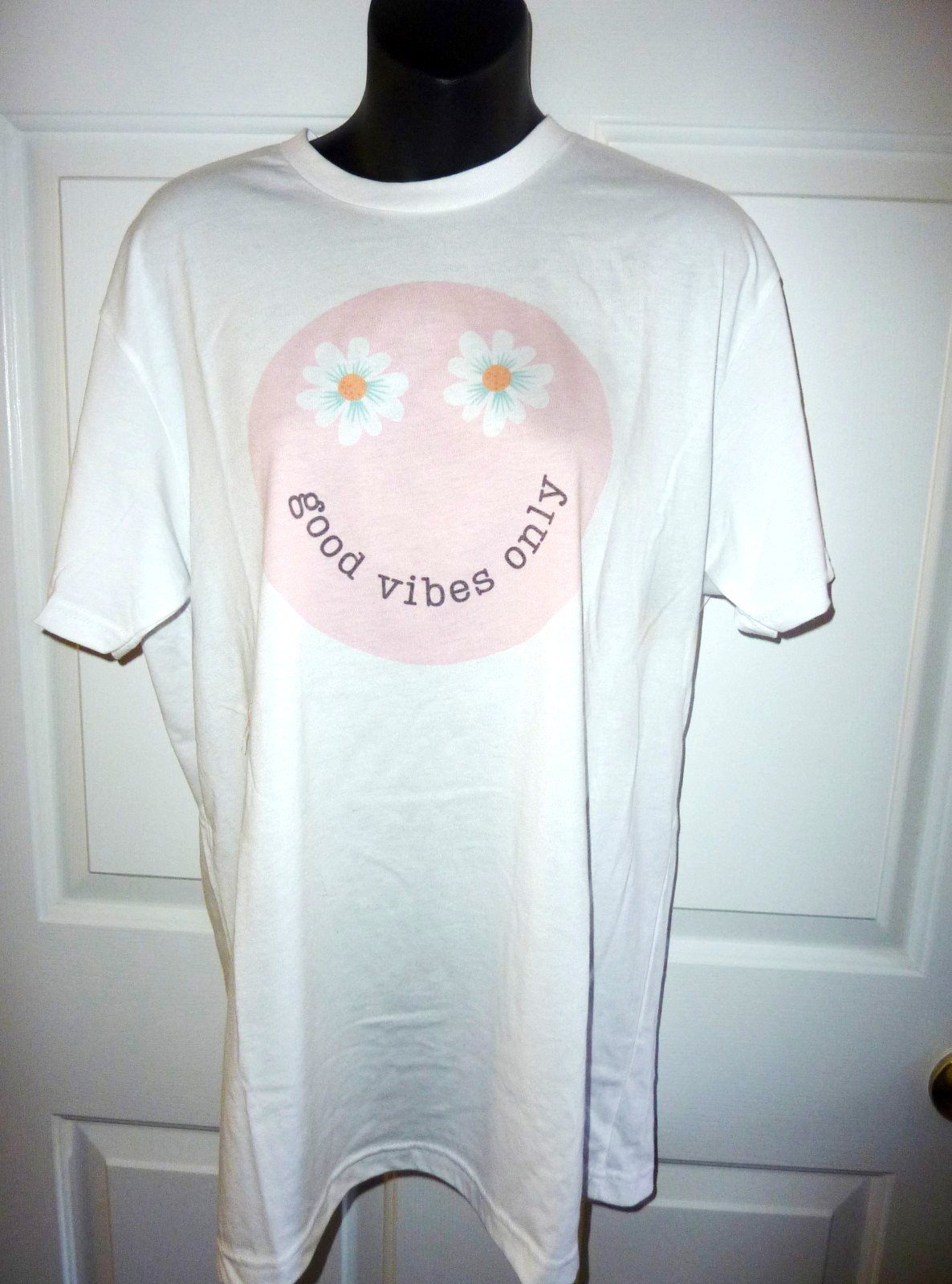 NWT Next Level Short Sleeved Shirt “Good Vibes Only” Daisies Size Large