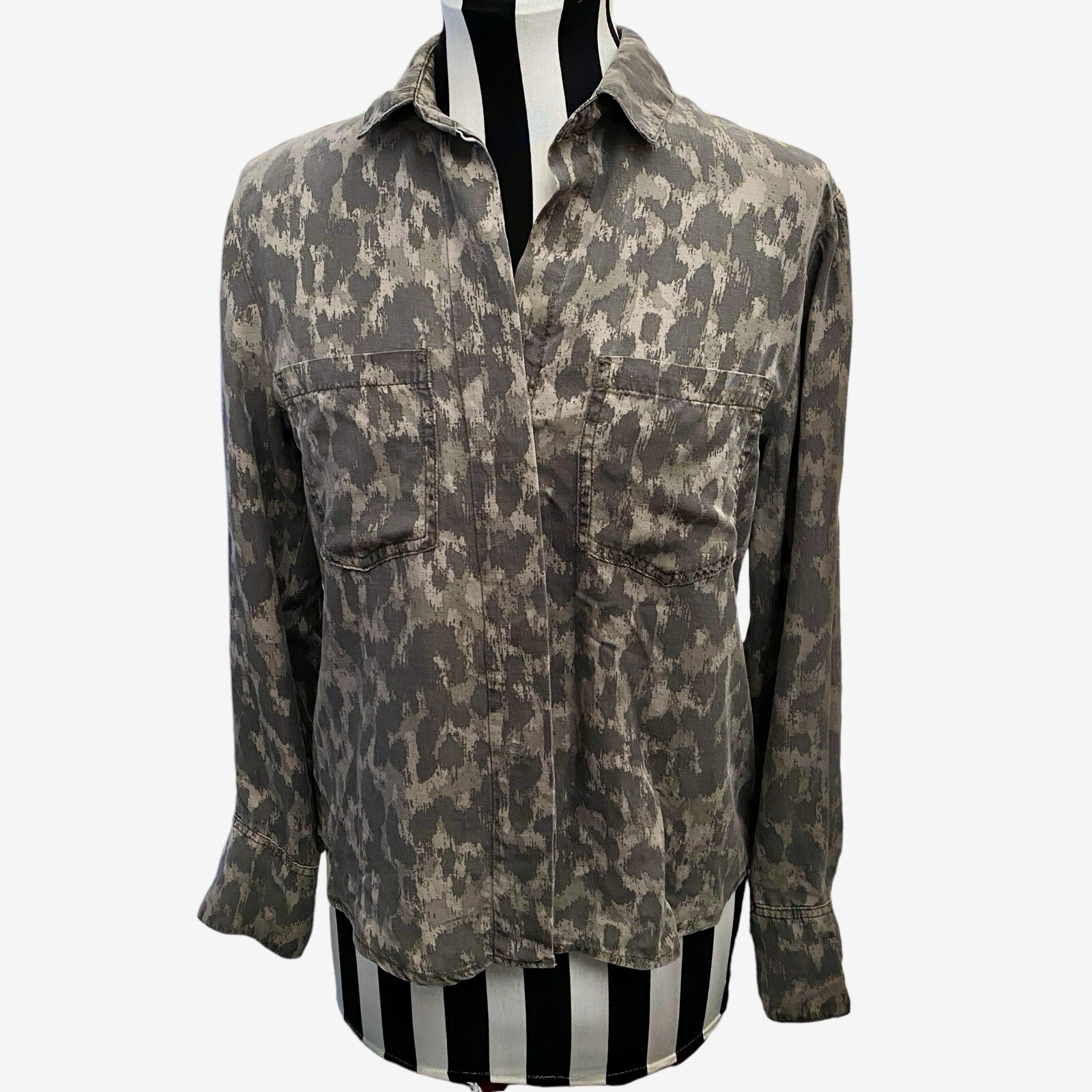 Anthropologie’s Cloth & Stone Camo Top High Low Split Back Pockets Sz XS Tencel