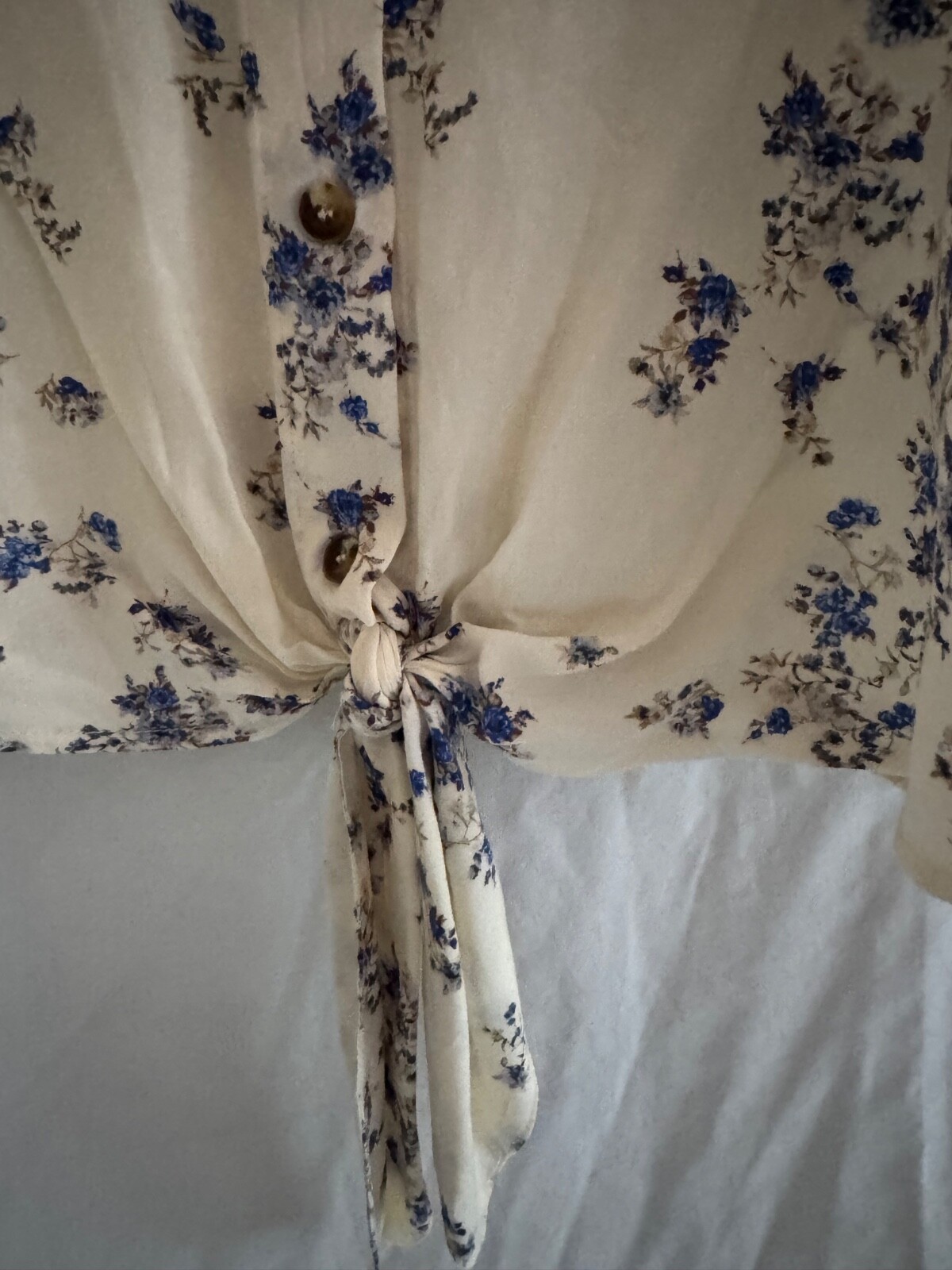 NO BOUNDARIES SIZE MEDIUM 7/9 White Blue Floral Button Up Front Tie
