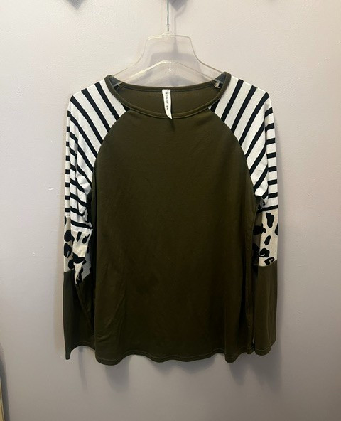 Women’s Tickled Teal Top, Size L, Olive Green w/pattern long sleeve. Ex Cond!