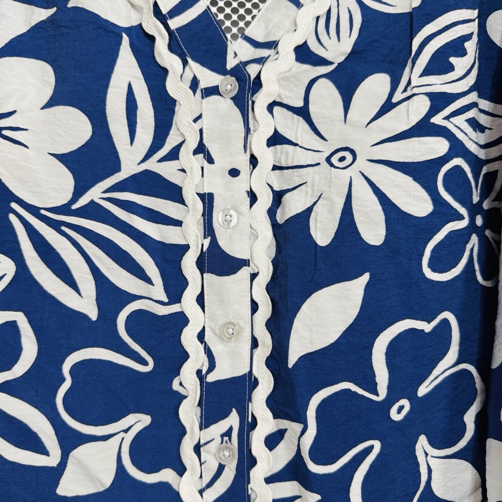 Como Black Women’s Floral Lace Blouse Size L Blue White Long Sleeve Button NWT
