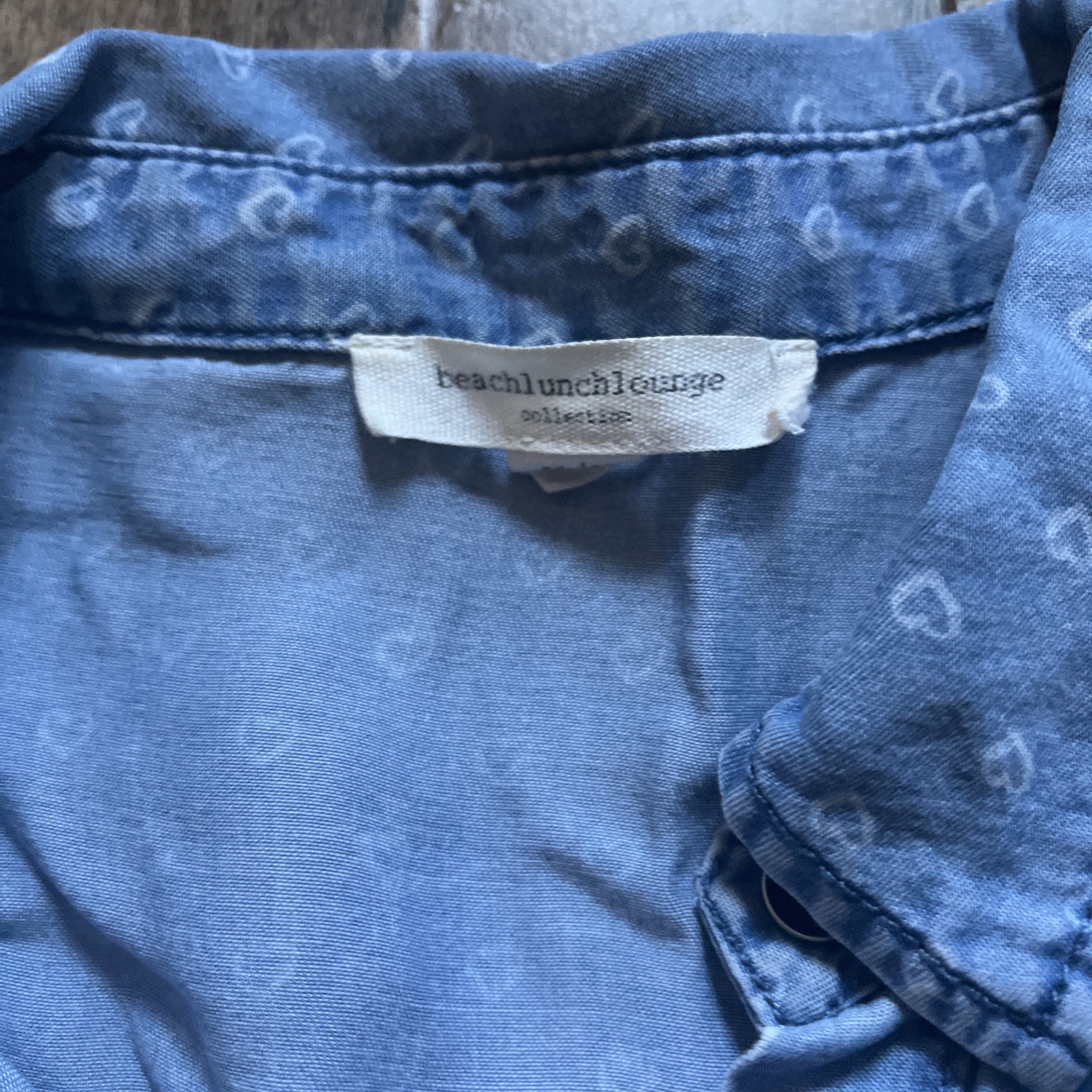 Beach Lunch Lounge Chambray Split Tail Heart Print Size M Roll Tab Sleeve