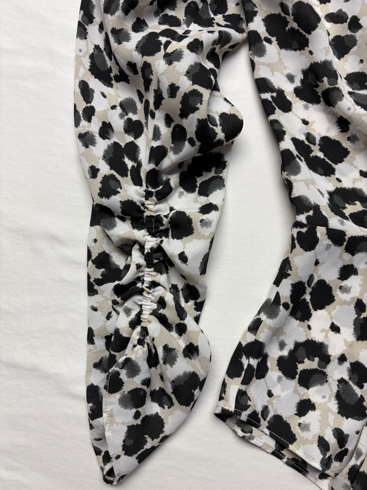 Cabi Blouse Women’s S Spotted Long Sleeve Cream White Black Gray