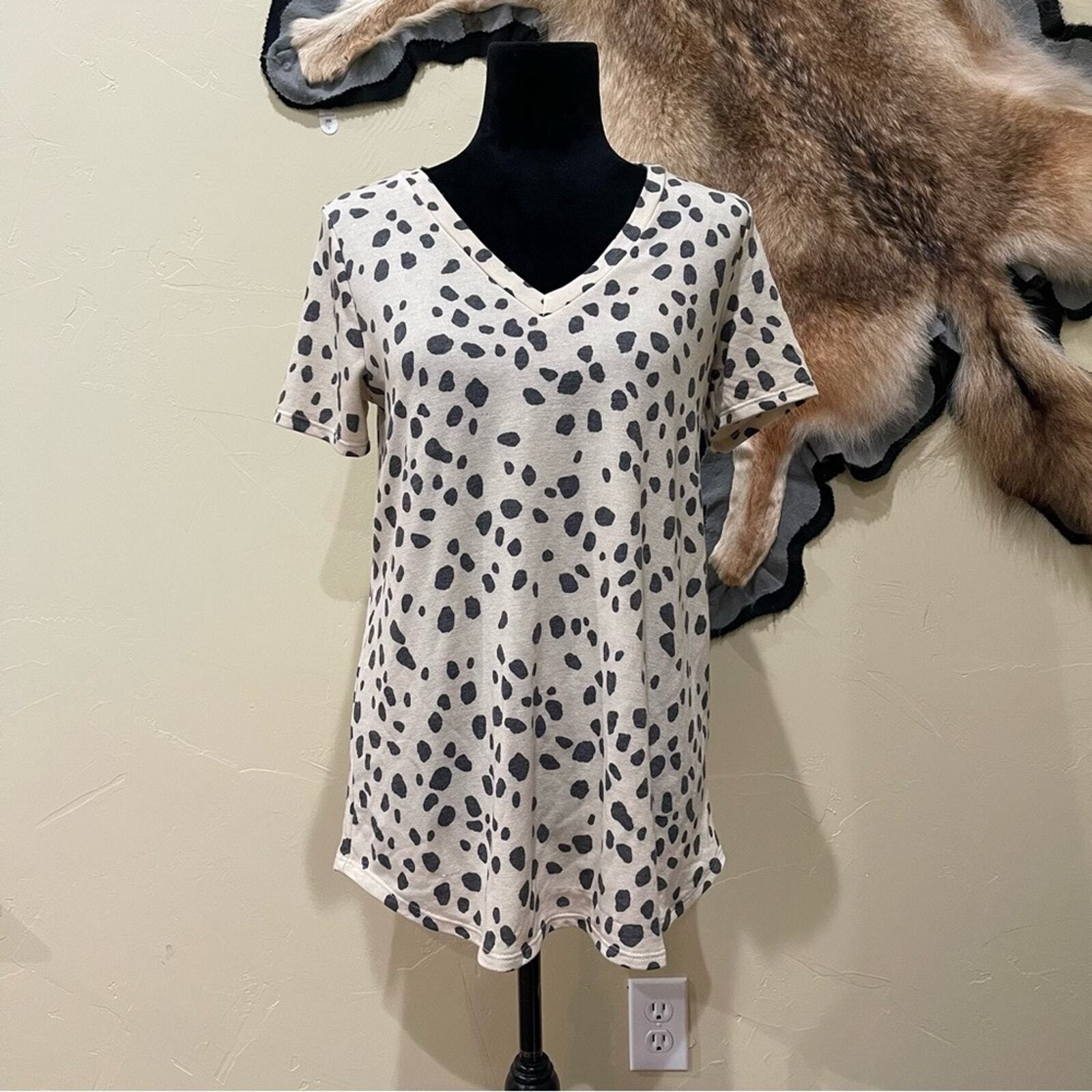 BiBi Women Small T-Shirt Tan Black Spotted Animal Print V-Neck Short Sleeve Boho