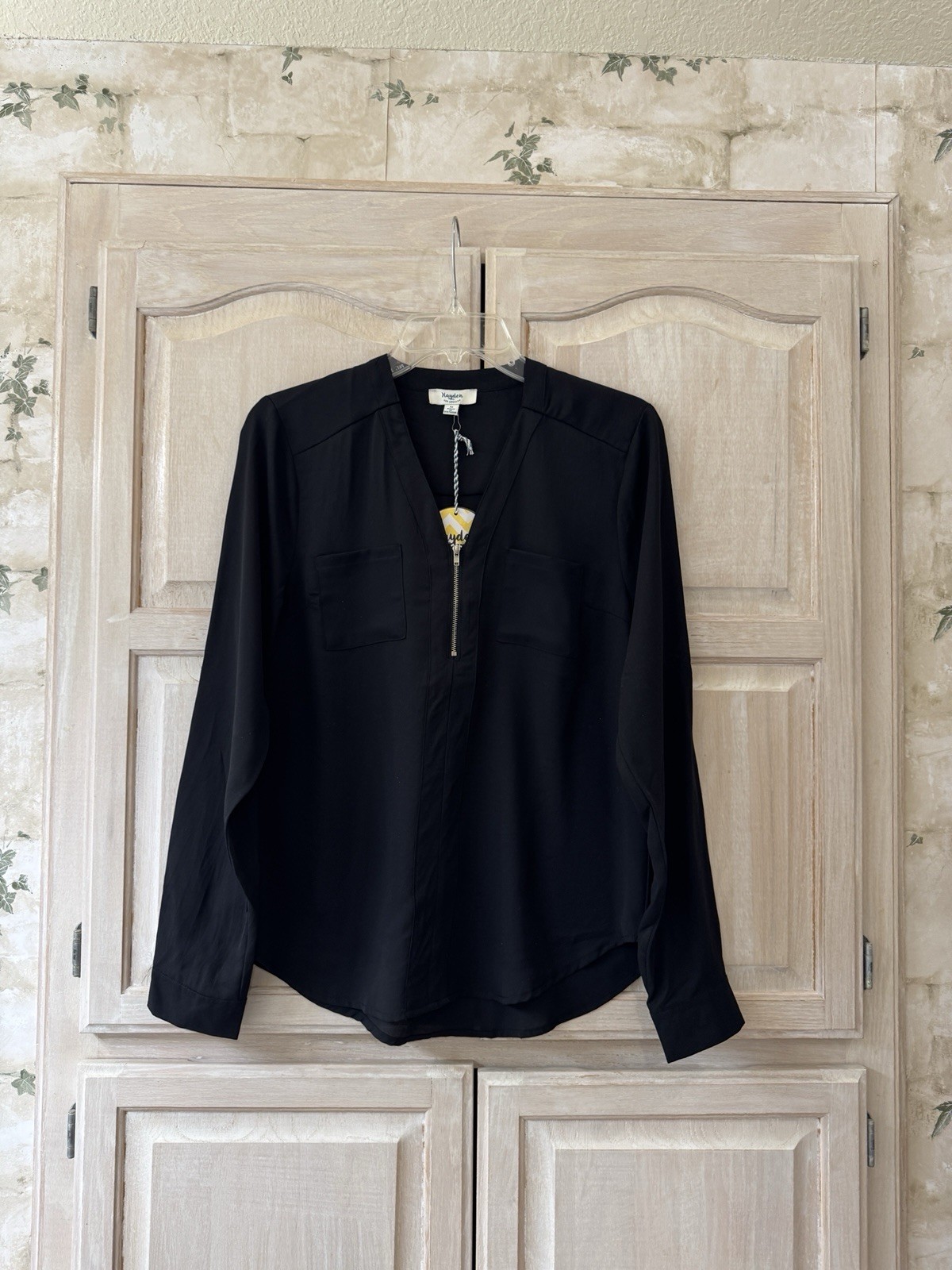 NWT Hayden Los Angeles Black V-Neck Popover Blouse Pockets, Zip Trim Size Medium