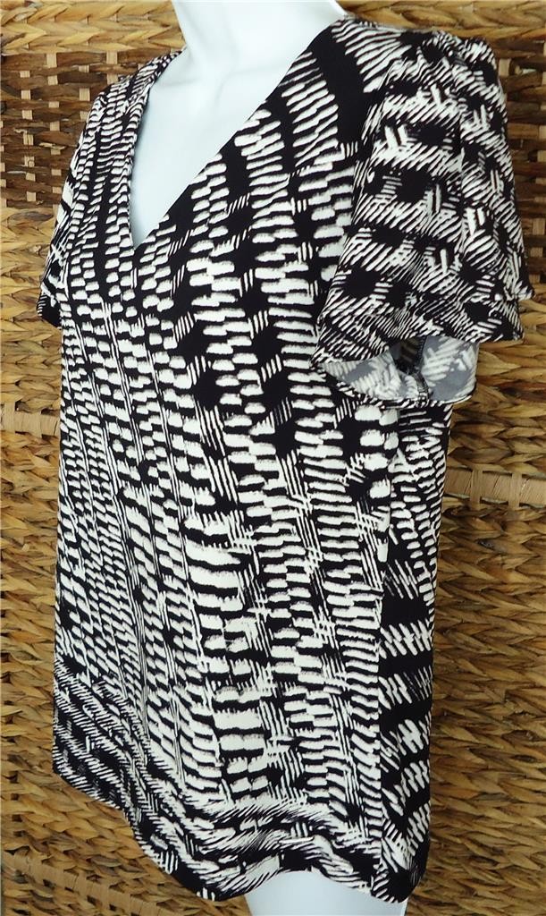 CALVIN KLEIN BLACK WHITE GEOMETRIC PRINT V-NECK SHORT SLEEVE TOP SIZE L NWT $59