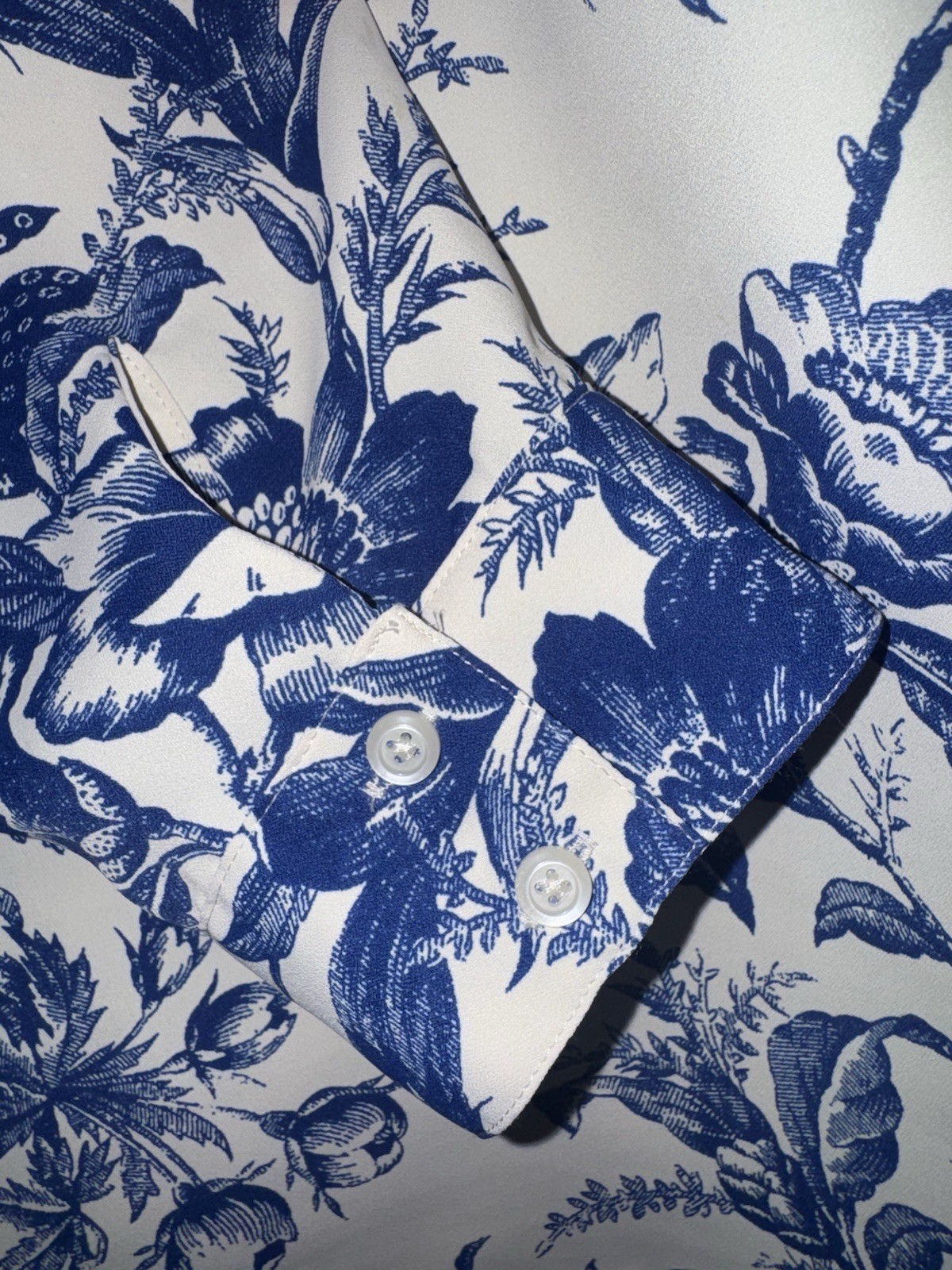 Express Portofino Women’s Size L Blue White Floral Collared Button-Up Blouse