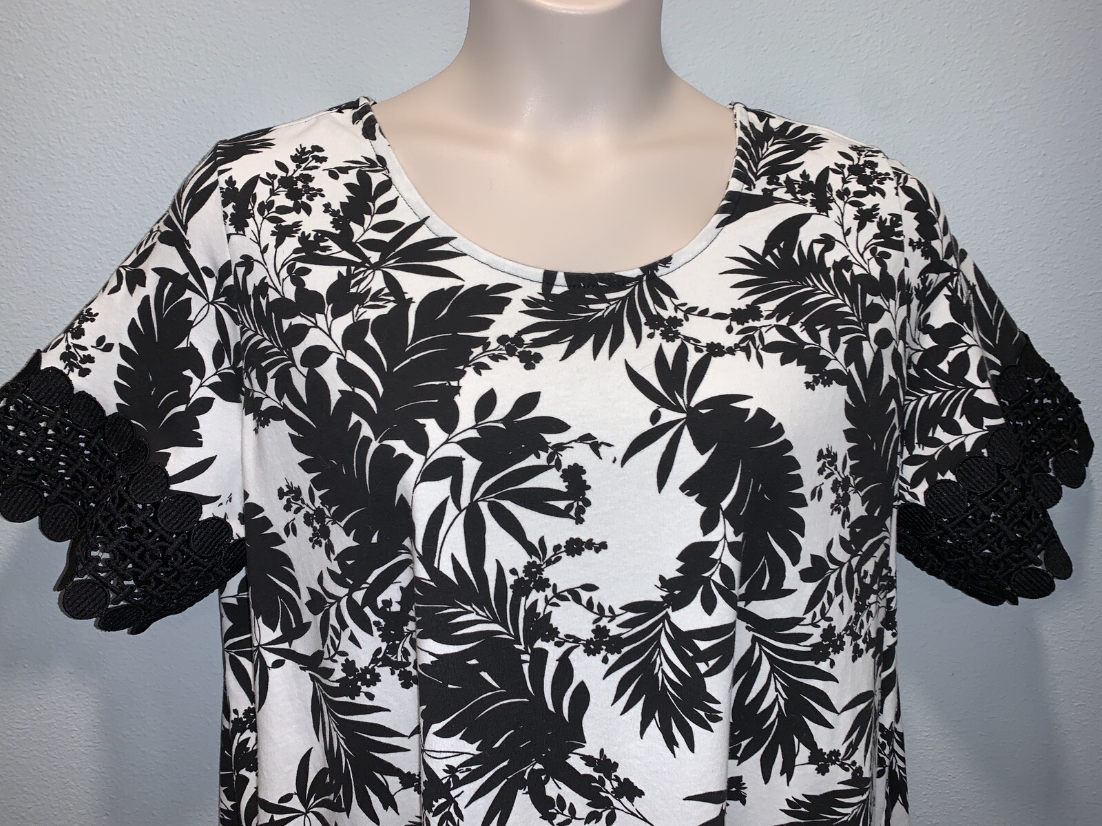 JESSICA LONDON Plus 22 24 Short Sleeve Lace Trimmed Knit Top Tunic Black White