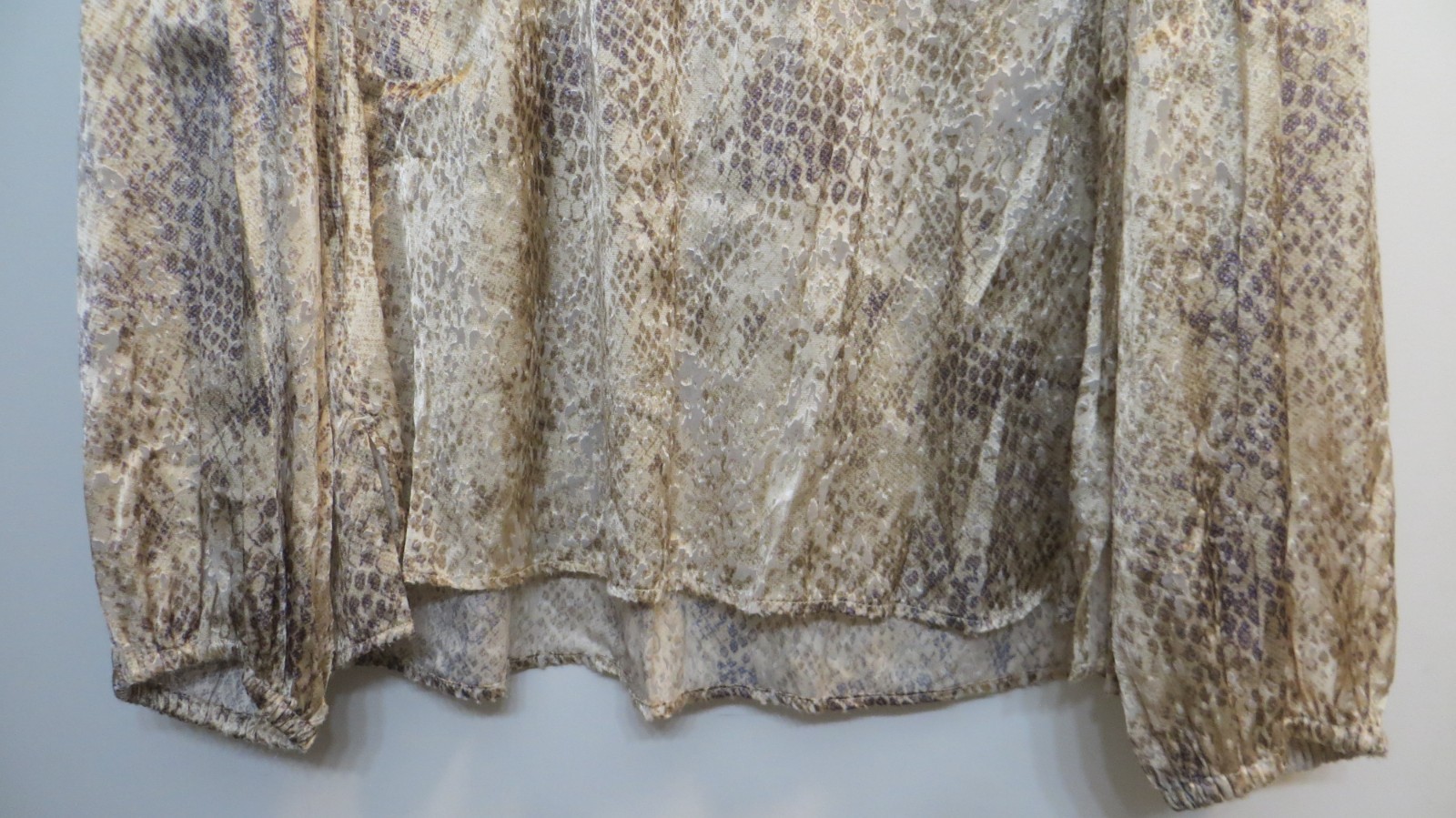 Tommy Bahama Blouse Shirt Womens Medium Beige Shiny Animal Print Art City FLAW