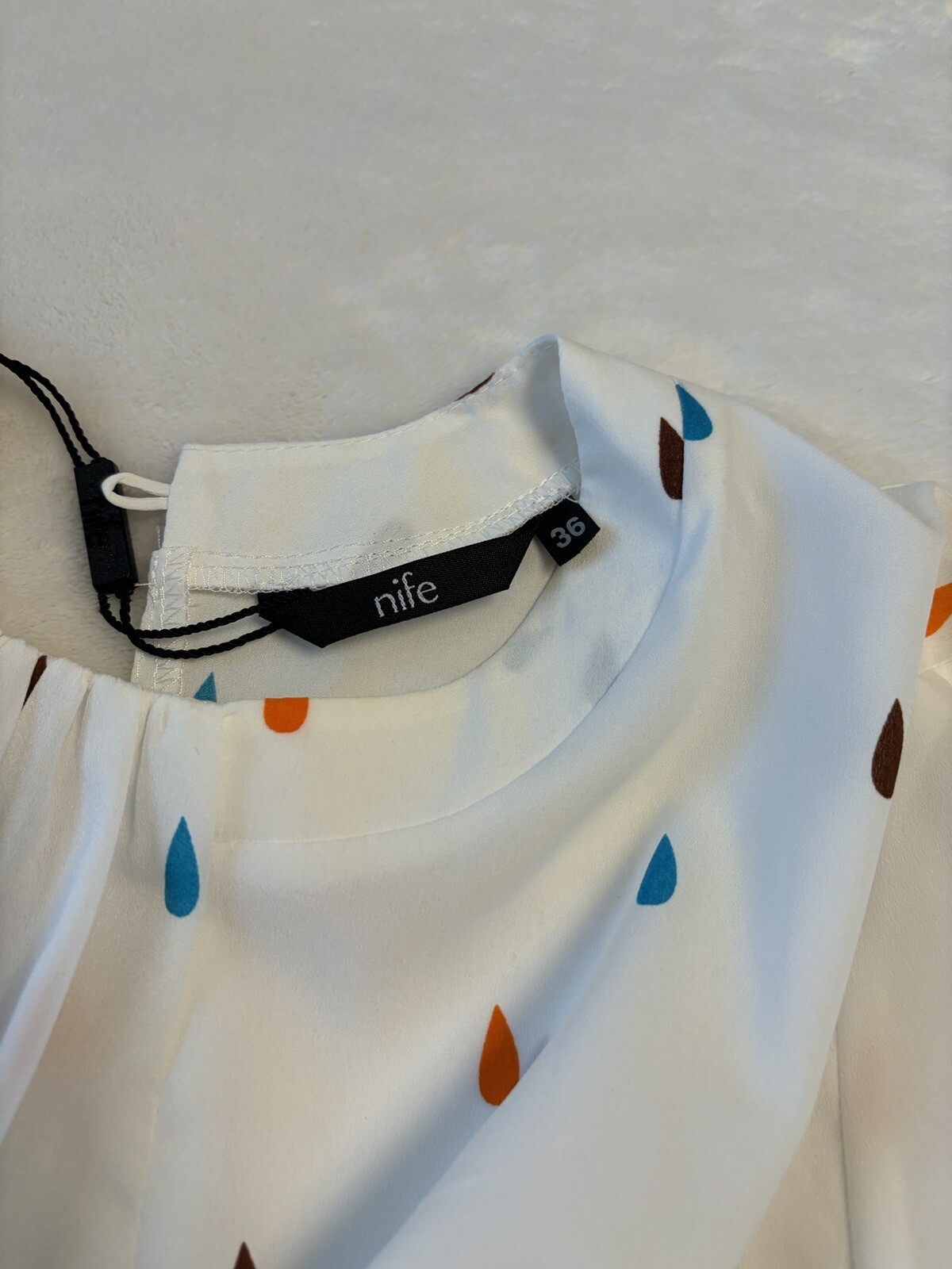 Nife Women’s Blouse White/MultiColor Teardrop Design Long Sleeves NWT Size Small