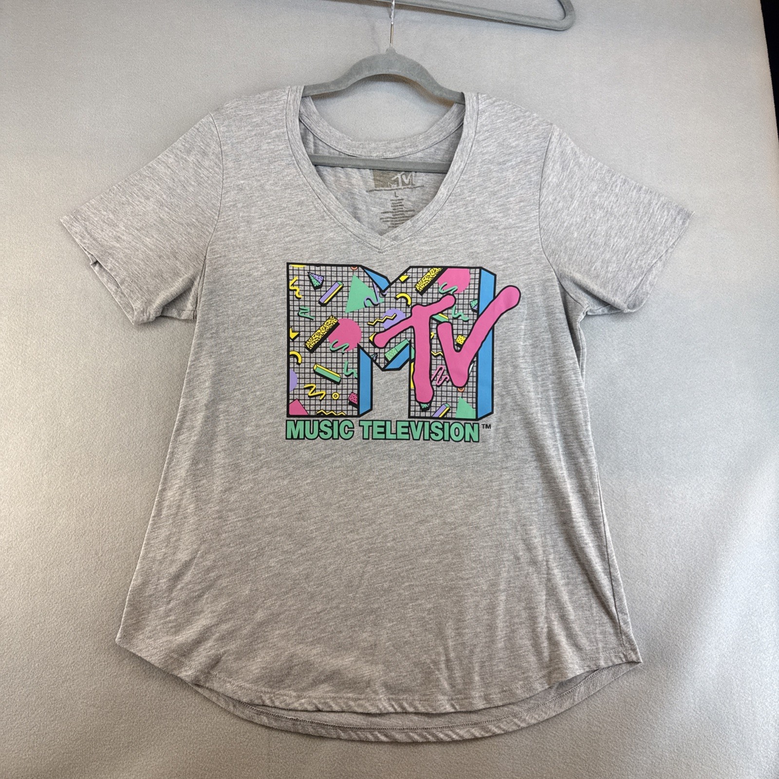 MTV Music Television T-shirt Women Large, Gray vneck, 90’s Retro Graphic
