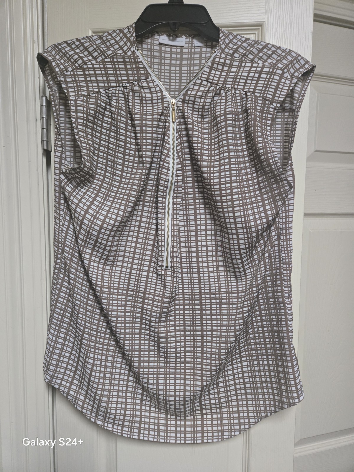 New York & Company Women’s M Brown/White Check Sleeveless V-Neck Zip Blouse