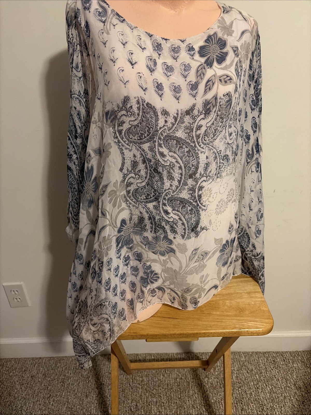 Saks Fifth Avenue Flowy Blouse Blue/white Italian Silk Sz XL paisley pattern.
