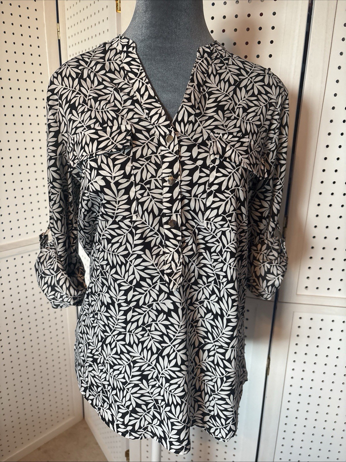 Ivanka Trump Button Cuff Long Sleeve Blouse Size Small, Excellent Condition