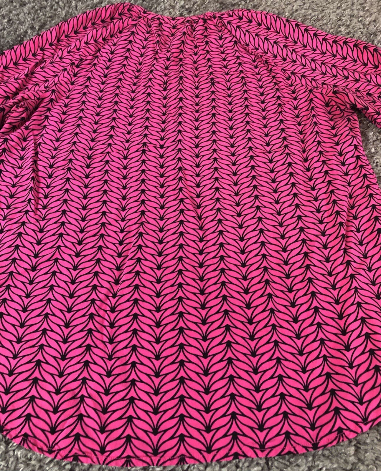 Kaari Blue 3/4 Sleeve Top Womens Medium Pink Black V-Neck Gold Tone Buttons