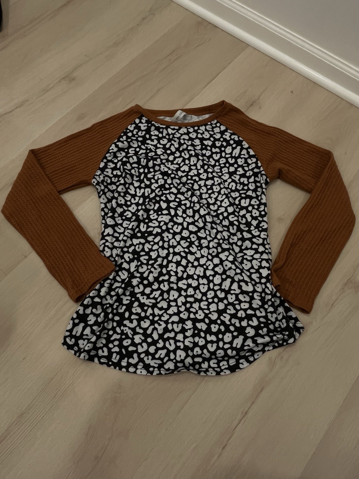 Tickled Teal Women’s Leapard Print And Orange Shirt Size Medium