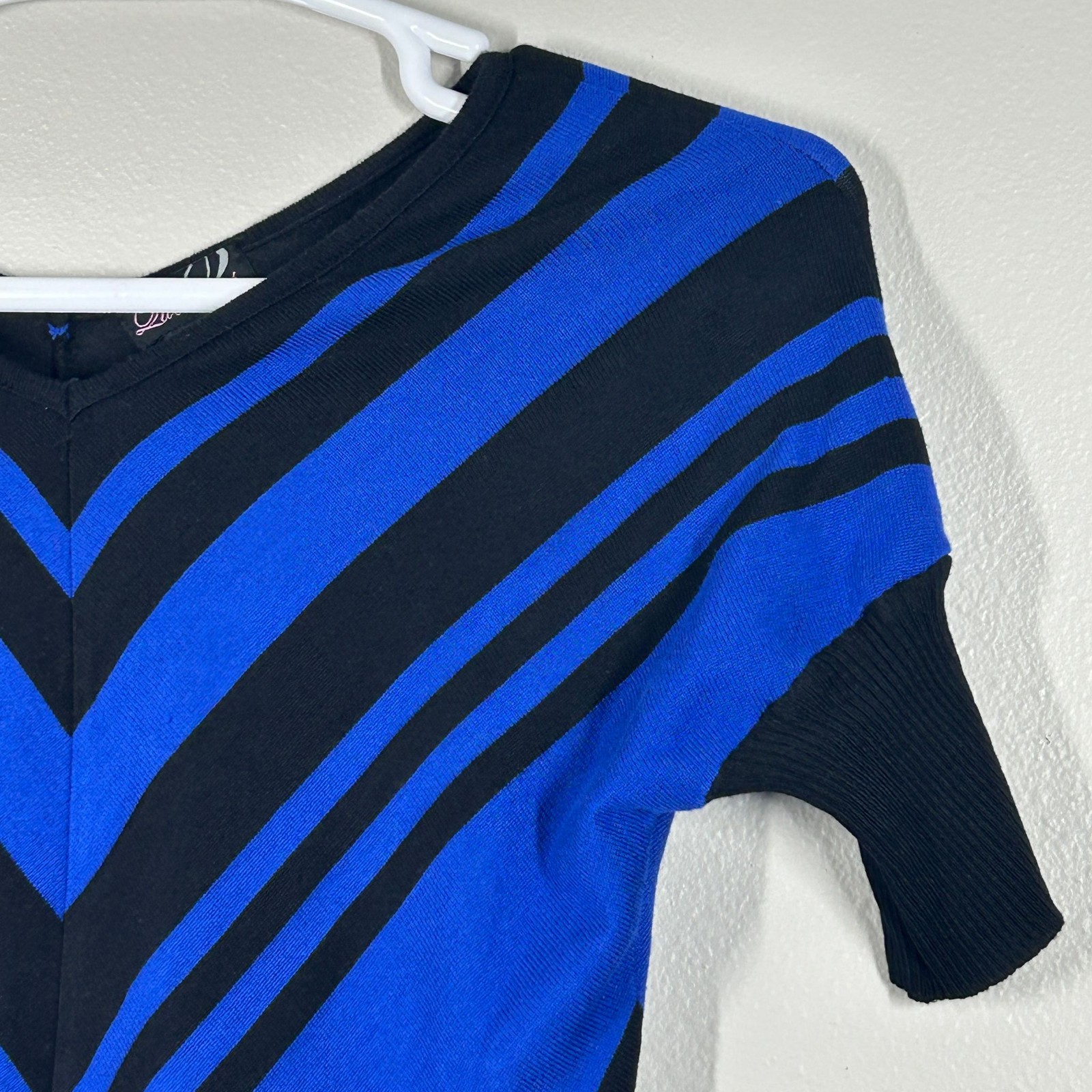 Questions Womens M Blue Black Striped V-Neck Short Sleeve Knit Top Ribbed Waist