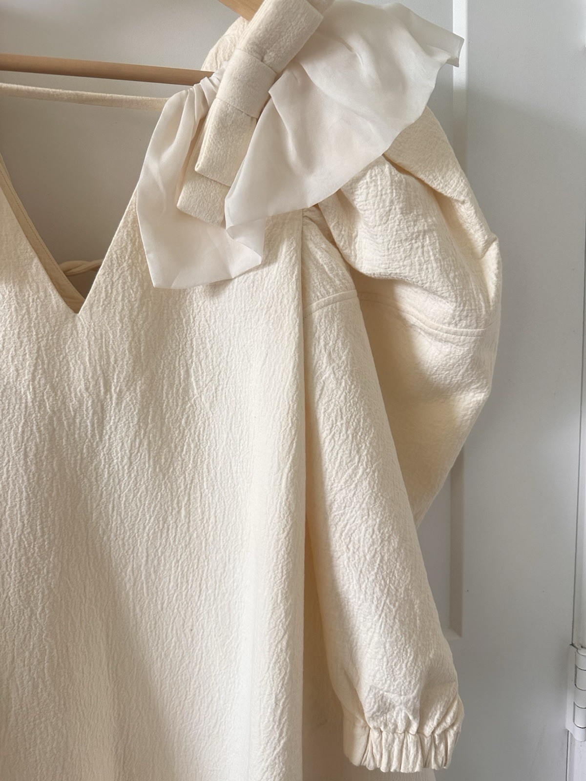 SHUSHU/TONG Cream Crinkled Bow Shoulder Puff Sleeve V-Neck Mini Dress UK 6