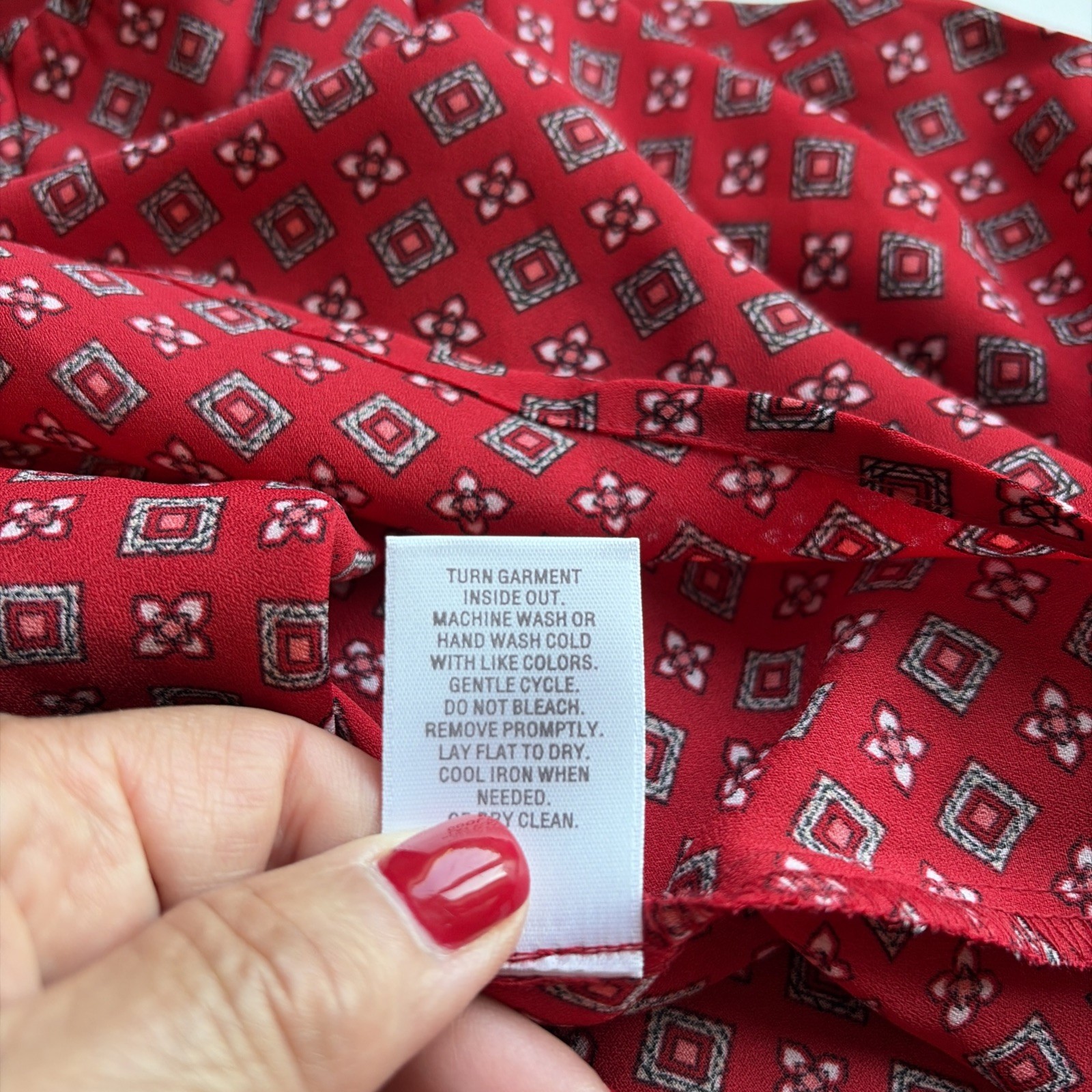 Roz & Ali Women’s Button Front Top Size 2X Red Geometric Sleeveless Lightweight