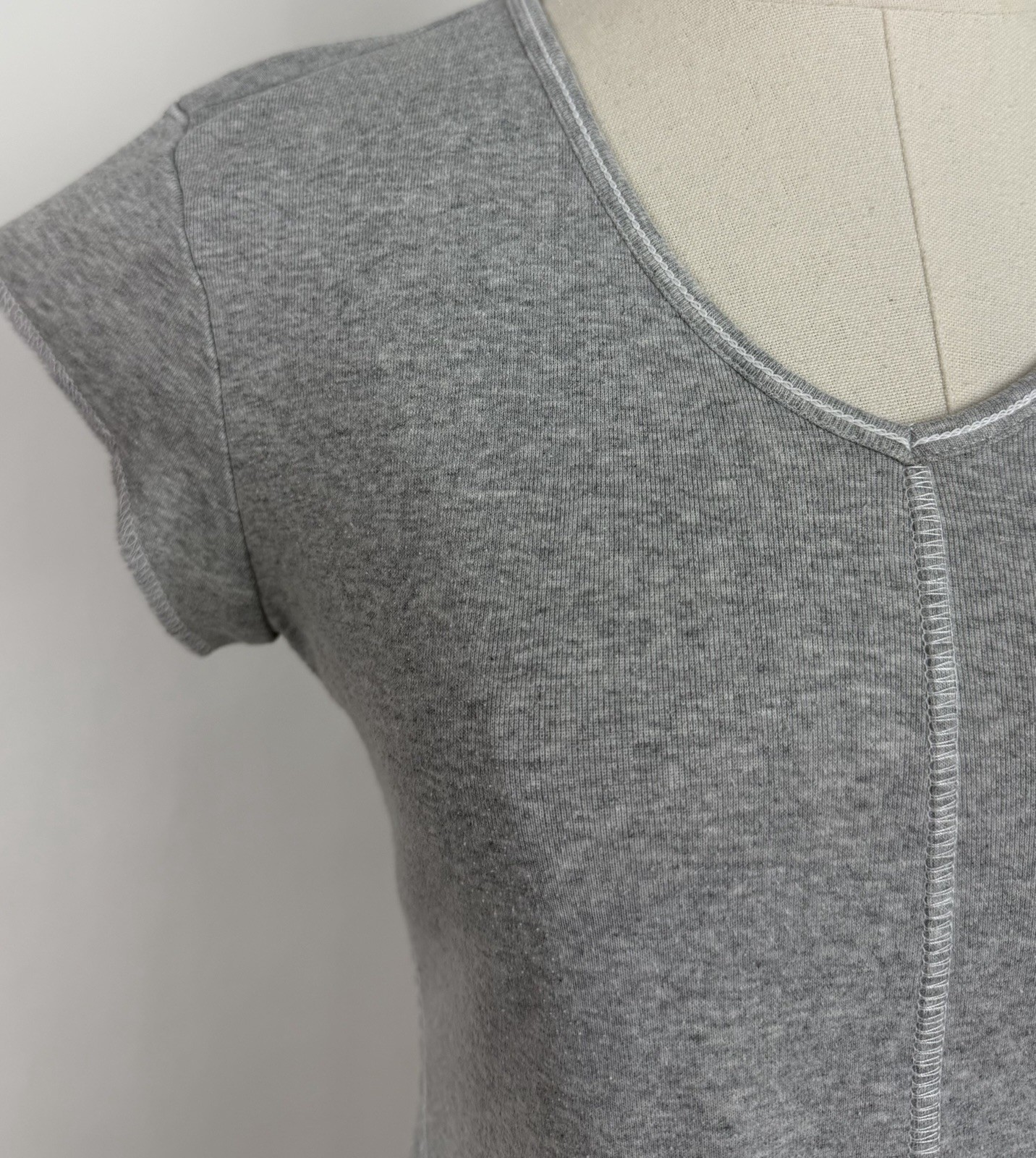 Vintage V-neck Tee Womens Small Heather Gray Raw Hem 90s Y2K Minimalist T-shirt