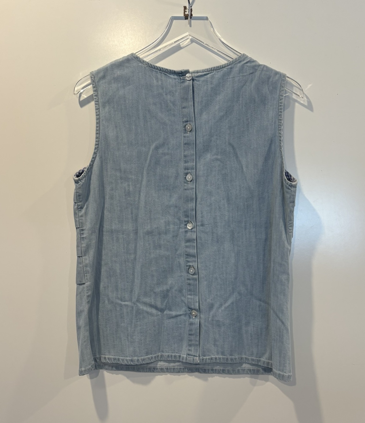 Vineyard Vines Womens Light Wash Denim Tiered Pleated Button Back Top Size 4