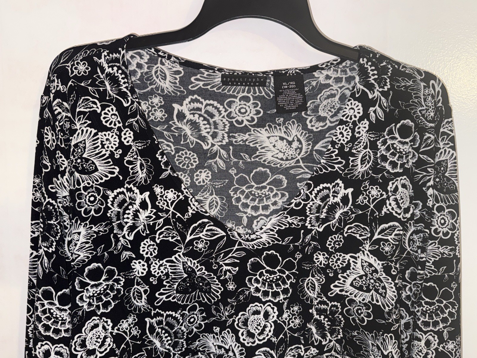 Apostrophe Woman’s Size XL 18-20 Black White Tie Back V-Neck Career Blouse EUC