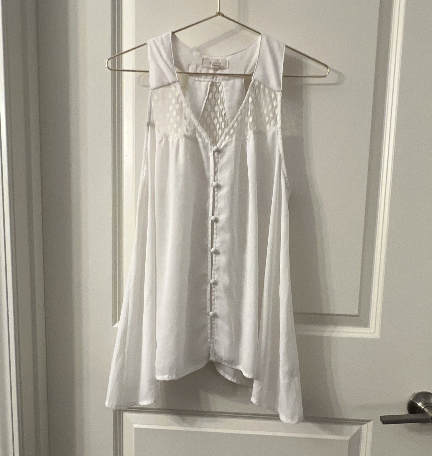 Freeway White Sleeveless V-Neck Lace Yoke Button Front Blouse Polyester M