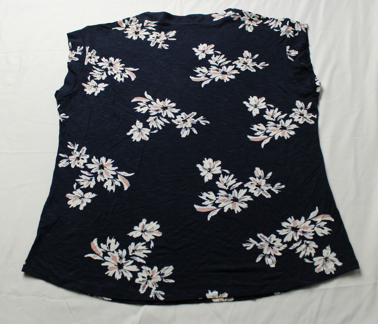 Maurices Women’s 24/7 Magnolia Floral Print V-Neck T-Shirt AC2 Navy Medium NWT