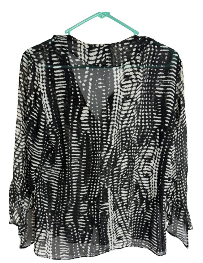 Chico’s 100% Silk Black & White Ruffle V-Neck 3/4 Sleeve Blouse Size Small