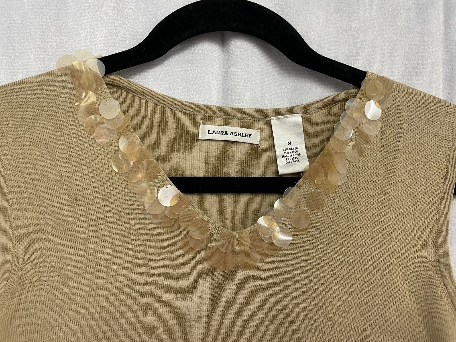 Laura Ashley Women’s Tan Sleeveless V Neck Knit Top Size Medium New Classic