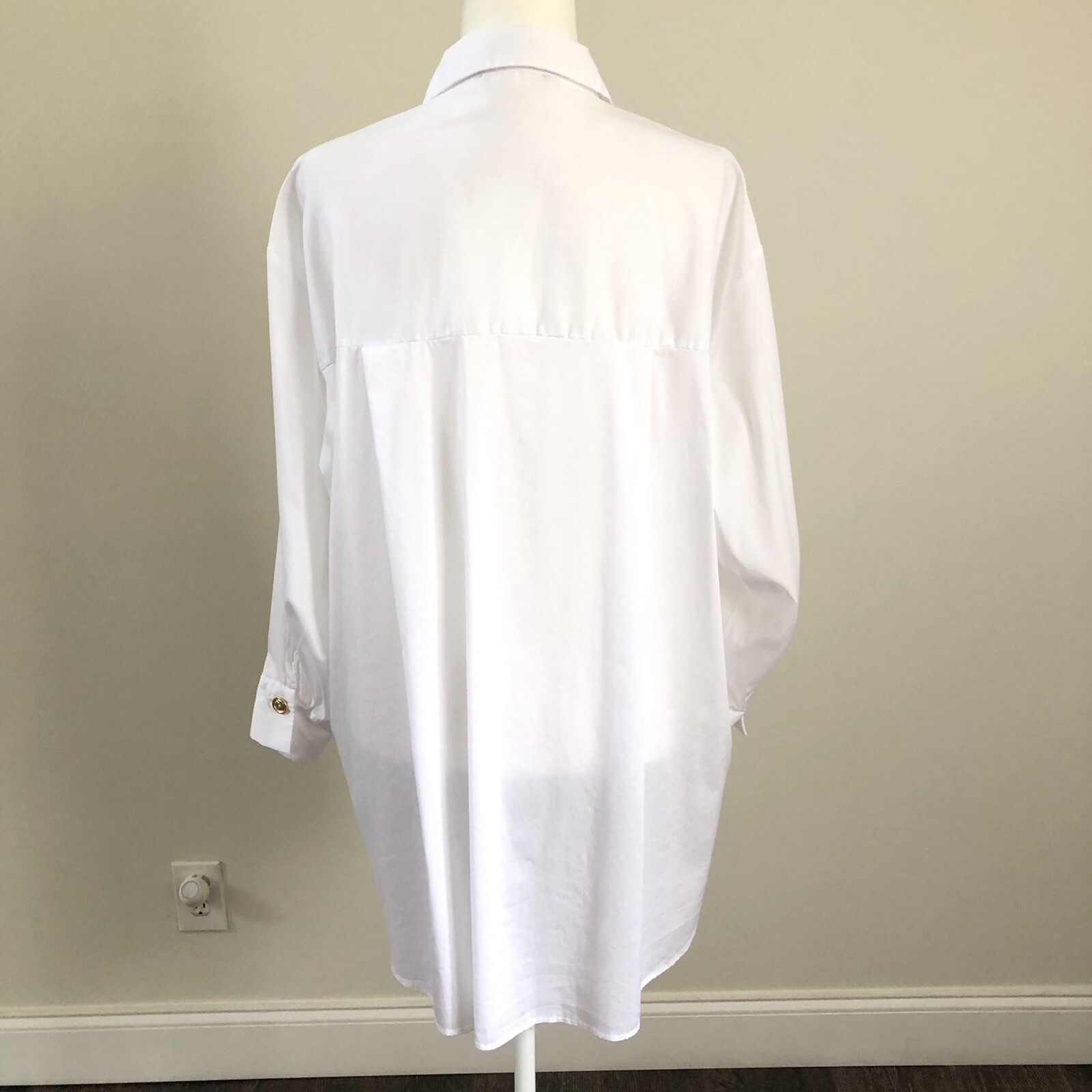 ZARA Women’s LS Oversized long White Slit Gold Tone Buttons Sz S