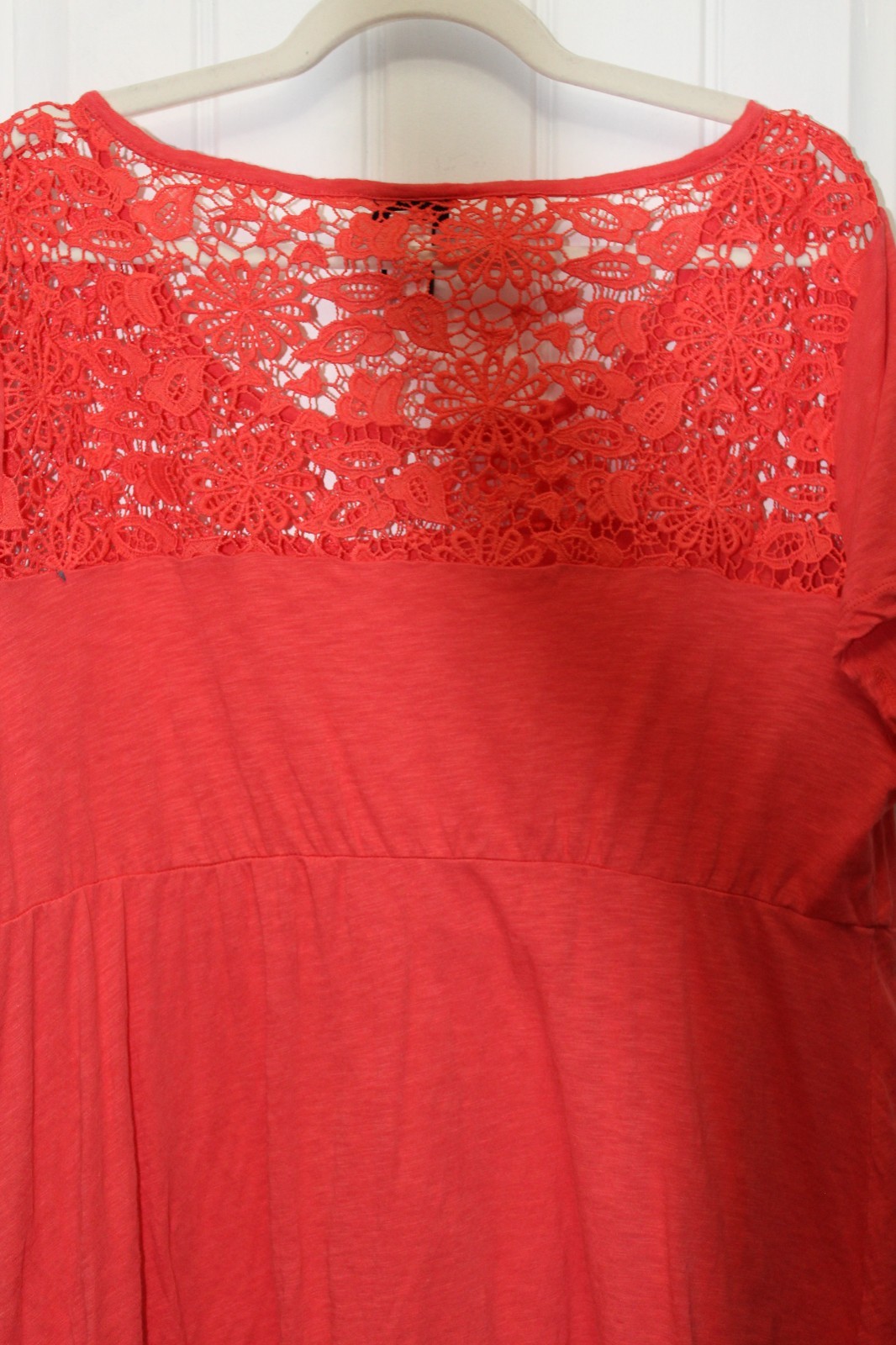 Torrid Womens Top Size 2 Coral Crochet Round Neck Short Sleeve (30-5)