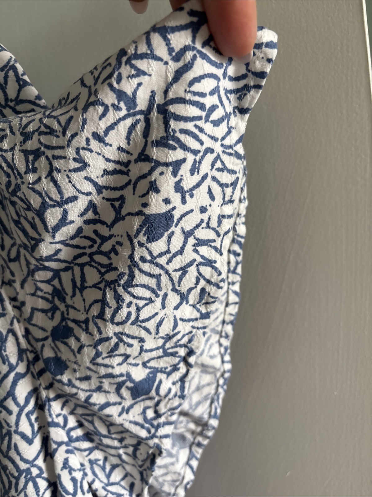 Abound Women’s Blue And White Floral Blouse, Size XL V-Neck (E15)