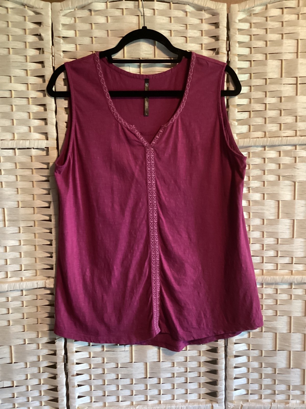 Kuhl Women’s pink V-Neck Sleeveless Tank Top Embroidered sz L