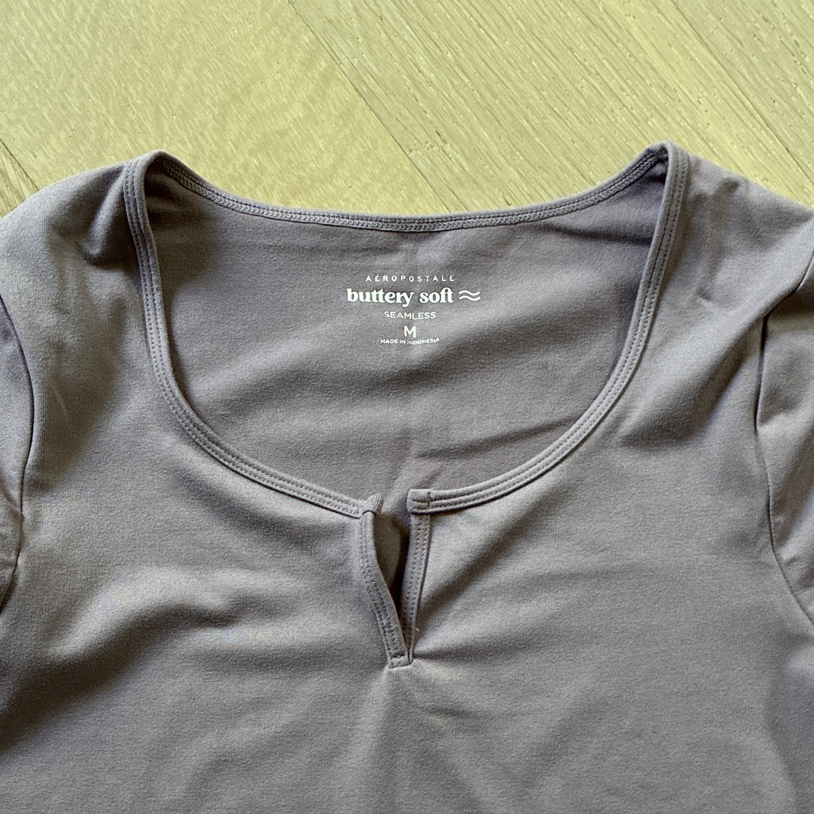 Aéropostale Purple Seamless Stretch Knit Scoop Neck Keyhole T-Shirt Women’s M