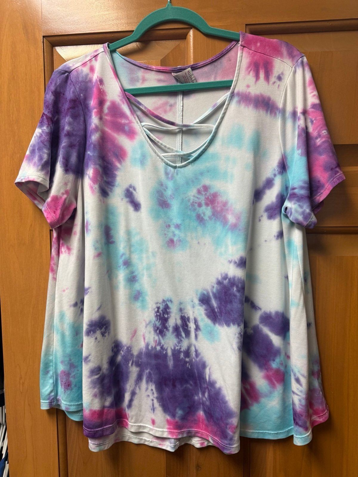 XL tie dyed shirt crosses in front
