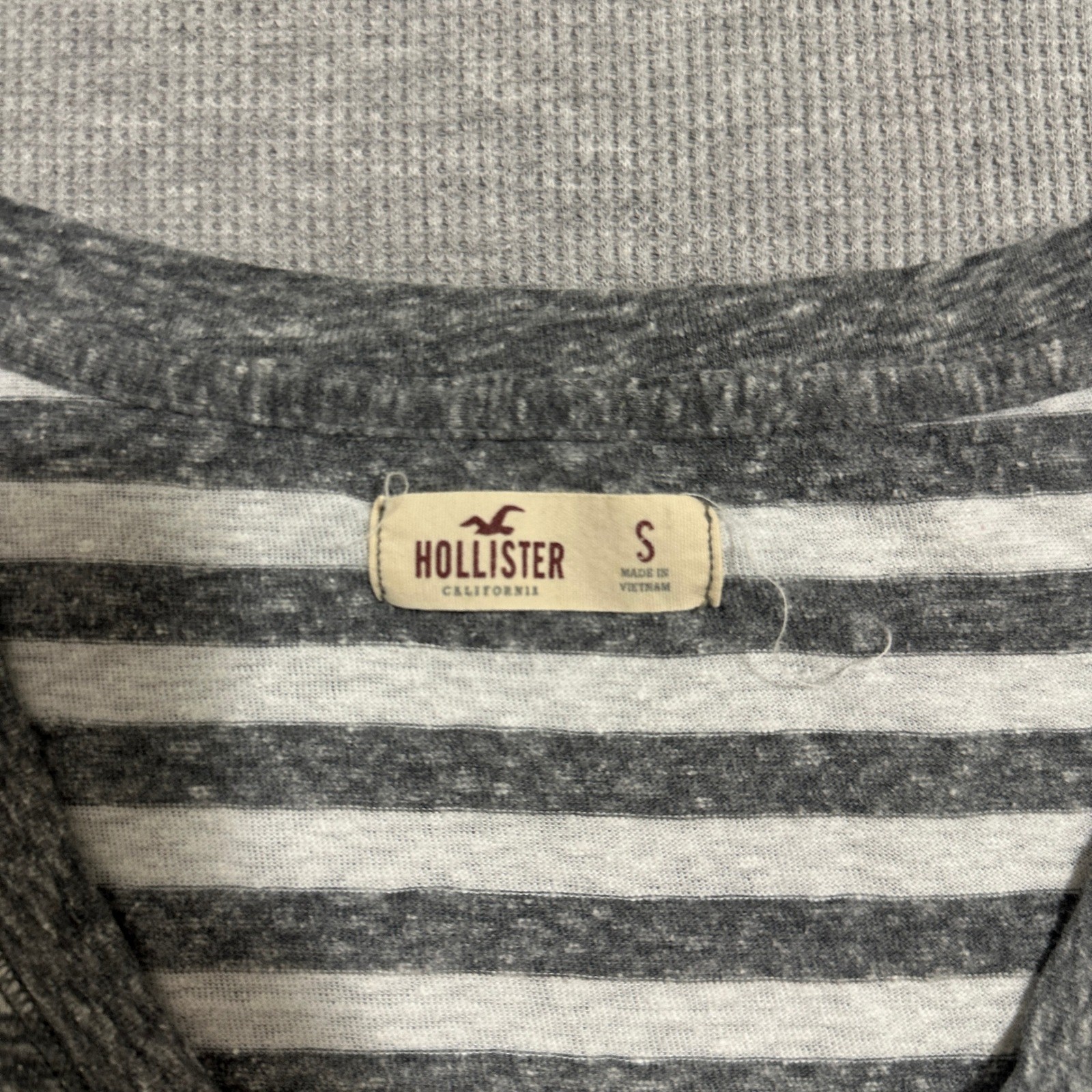 Hollister Striped V-Neck Long Sleeve T-Shirt Slim Fit Gray White Womens Size S