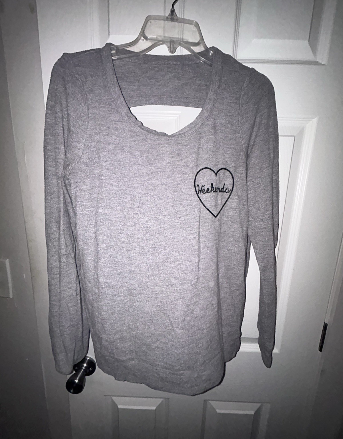 Women’s Gray Solid Heart Graphic T-Shirt M Long Sleeve Scoop Neck Pullover