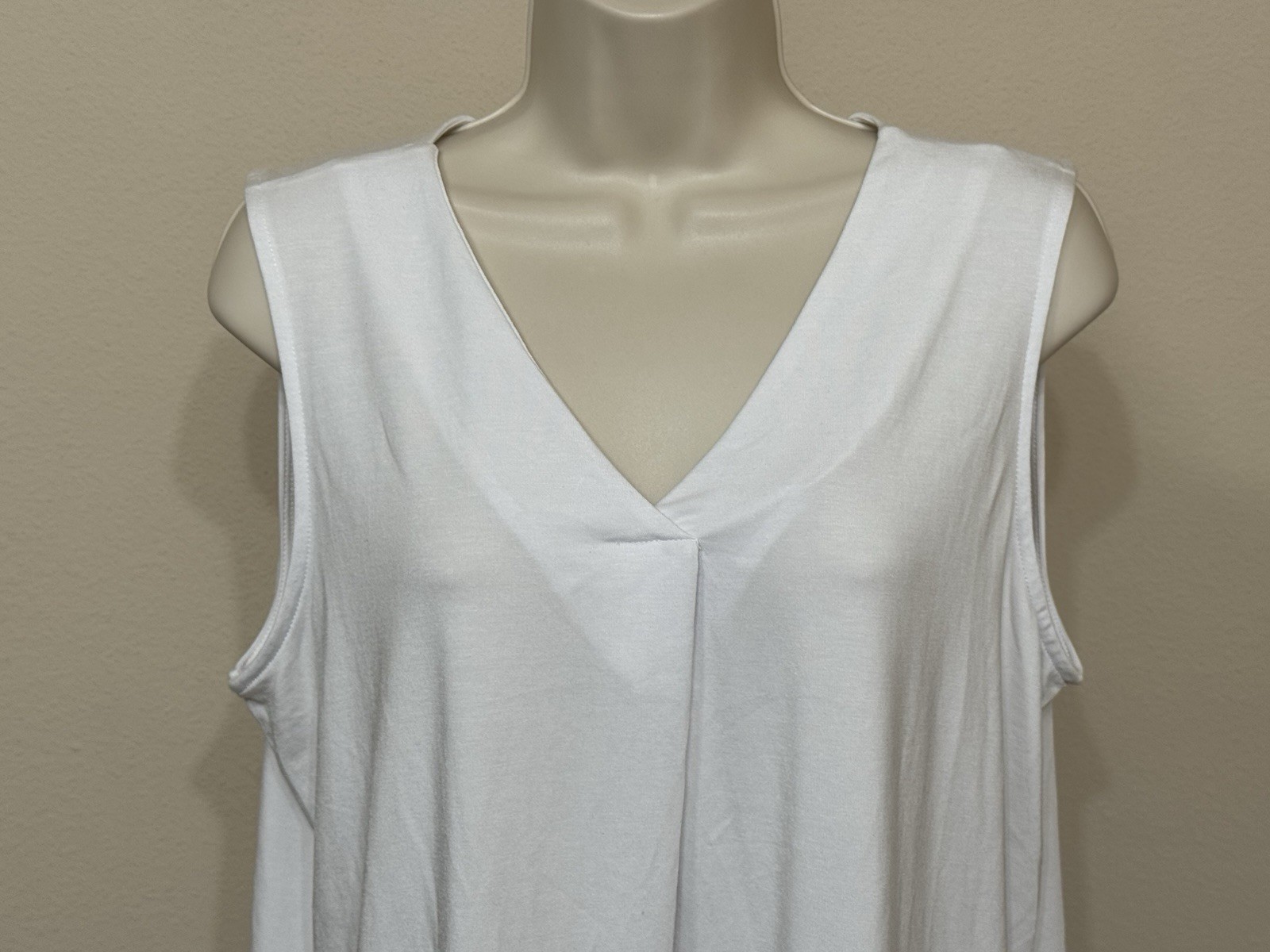 Elite Tahari Women’s White Sleeveless V-Neck Comfort Soft Relaxed Tank L
