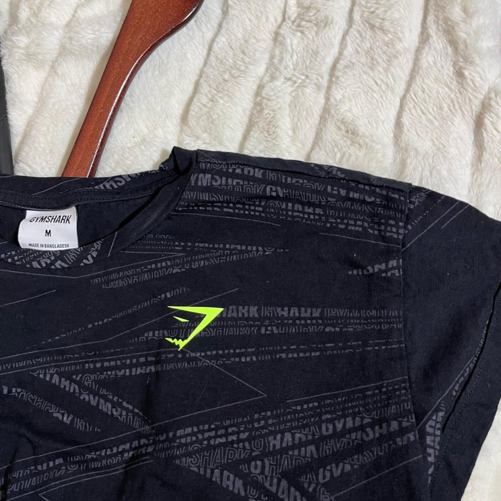 Gymshark Womens M Black Green Cropped Tee Spring Summer Athletic Fall Casual