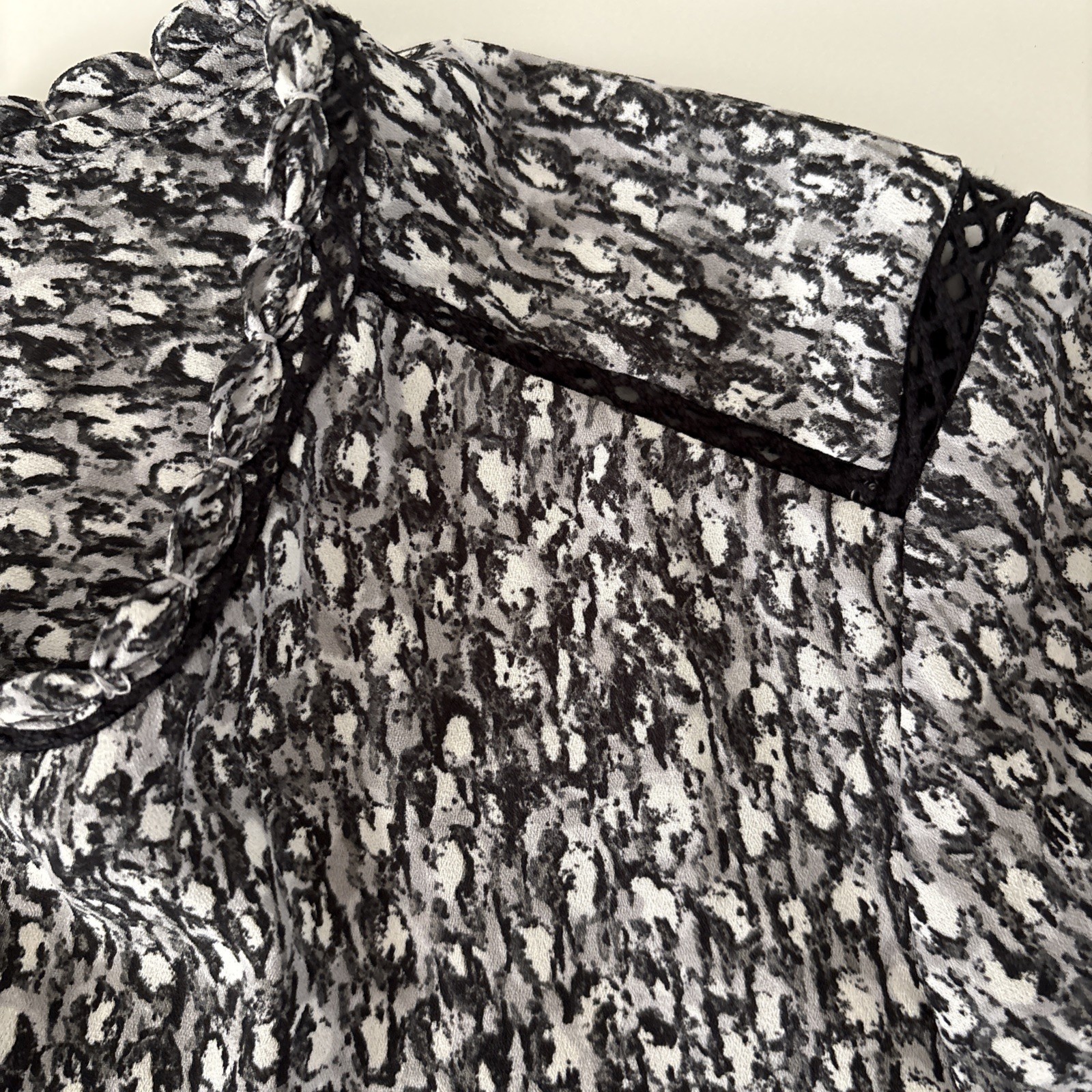 Talbots Petites MP Top White Black Geometric Blouse V- Neck LS Career Business