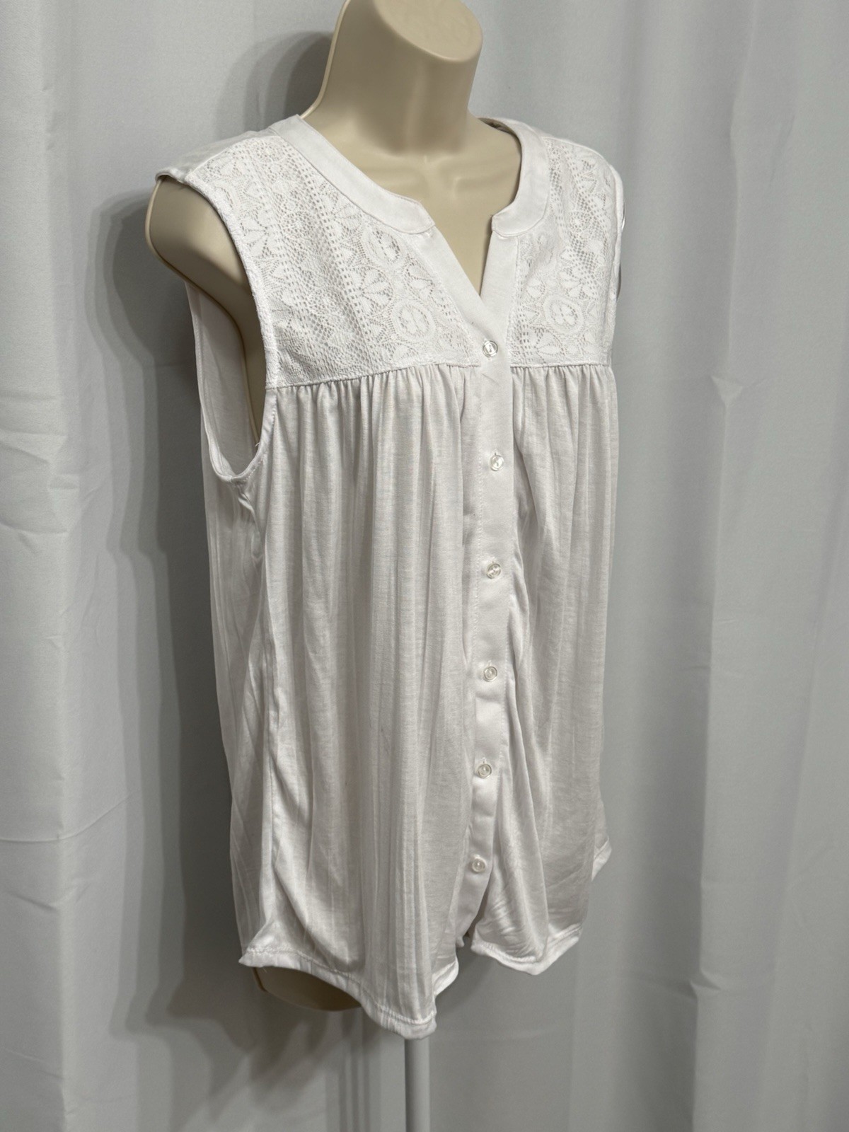 Carolyn Taylor Women’s White Sleeveless Button Up Soft Round Neck T-Shirt L