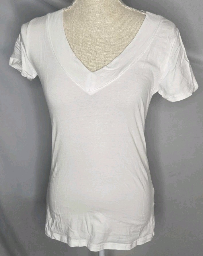 White V-neck T-shirt In Large Brand Ambiance Apparel New With Free Shipping