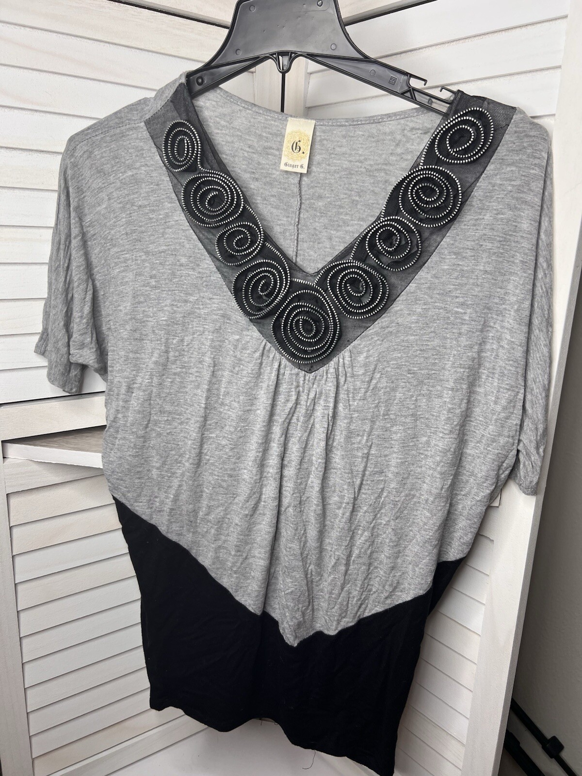 Ginger G Top Size Small Gray Black Zipper Rose Neckline Shirt *Read Measurements
