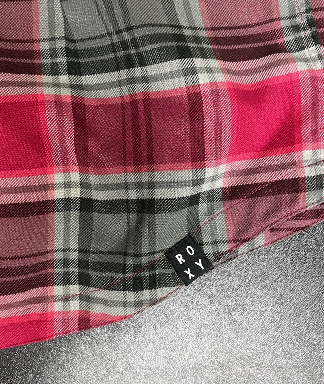 Roxy Flannel Shirt Womens M Red Gray Plaid Long Sleeve Button Up Pockets Collar